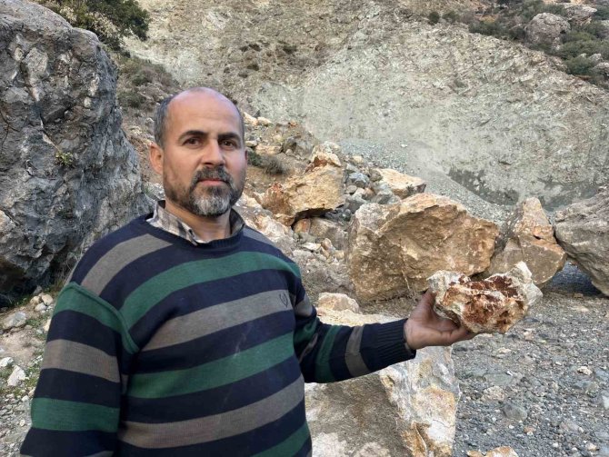 Depremde Tonlarca Ağırlıktaki Kayalar Evlerin Üzerine Düştü