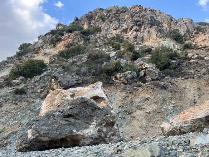 Depremde Tonlarca Ağırlıktaki Kayalar Evlerin Üzerine Düştü