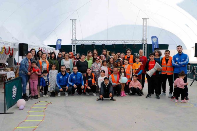 Depremzede Çocuklar Mobil Etkinlik Çadırı İle Moral Buluyor