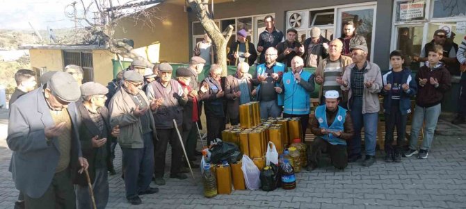 Köylülerden Depremzedelere Zeytinyağı, Turşu Ve Zeytin Yardımı