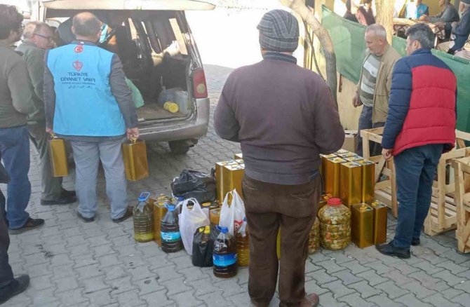 Köylülerden Depremzedelere Zeytinyağı, Turşu Ve Zeytin Yardımı