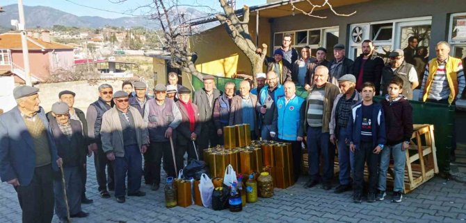 Köylülerden Depremzedelere Zeytinyağı, Turşu Ve Zeytin Yardımı