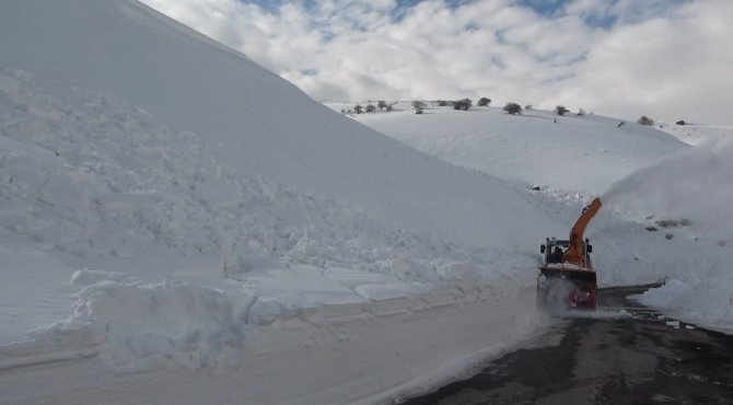 Kar Kalınlığının 5 Metreyi Bulduğu Yolda Zorlu Çalışma
