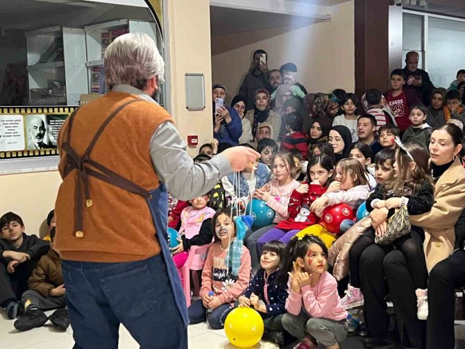 Nevşehir’deki Depremzede Çocuklar Tiyatro Oyunu İzledi