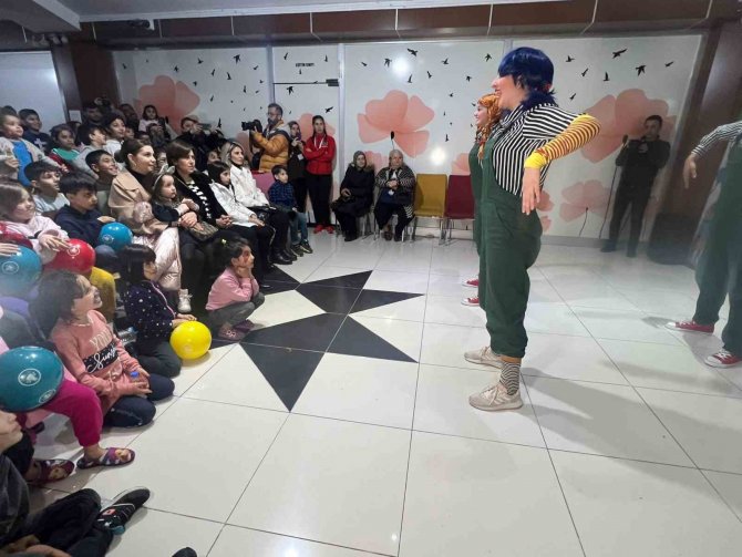Nevşehir’deki Depremzede Çocuklar Tiyatro Oyunu İzledi