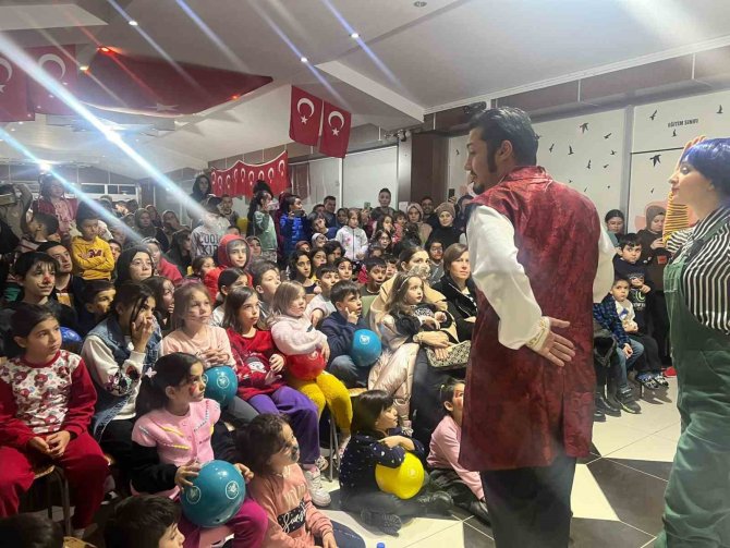 Nevşehir’deki Depremzede Çocuklar Tiyatro Oyunu İzledi