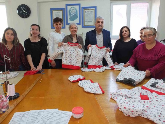 Balıkesir’de Halk Eğitimi Öğretmenleri Ve Usta Öğreticileri Depremzedeler İçin Üretmeye Devam Ediyor
