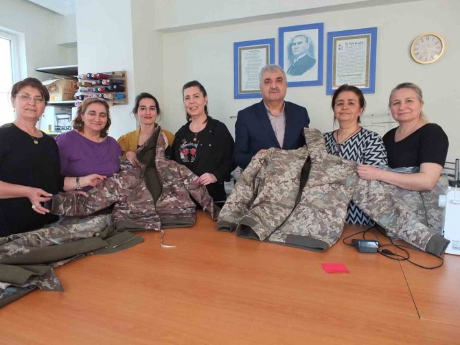Balıkesir’de Halk Eğitimi Öğretmenleri Ve Usta Öğreticileri Depremzedeler İçin Üretmeye Devam Ediyor