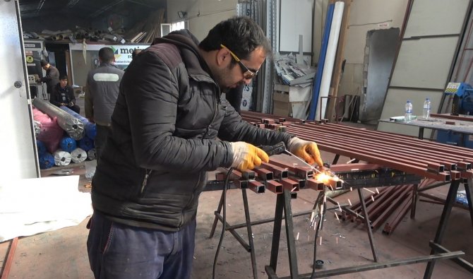 Osmaniyeli Reklamcı, Depremzedelere Ücretsiz Çadır Yapıp Göndermeye Başladı