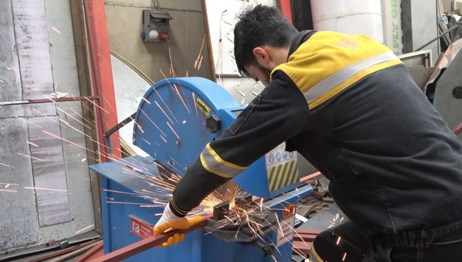 Osmaniyeli Reklamcı, Depremzedelere Ücretsiz Çadır Yapıp Göndermeye Başladı