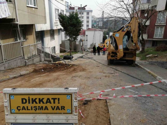 Pendik’te Çökme Meydana Gelen Yolda Kazı Çalışmaları Devam Ediyor