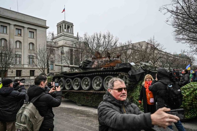 Rusya’nın Berlin Büyükelçiliğinin Önüne Savaşta Hasar Gören Rus Tankı Getirildi