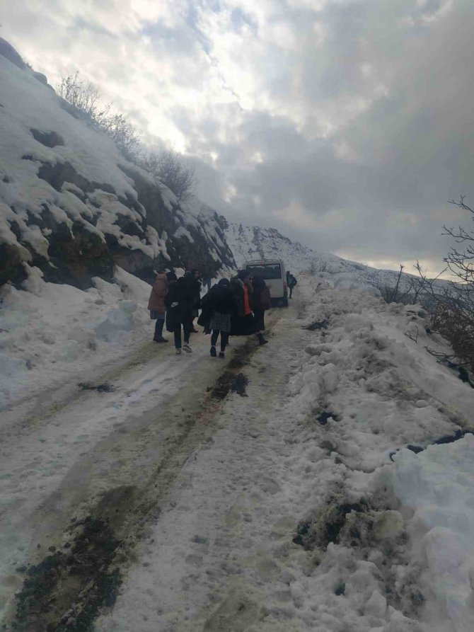 Siirt’te Çığ Düşmesi Sonucu Öğrenci Ve Öğretmenler Yolda Mahsur Kaldı