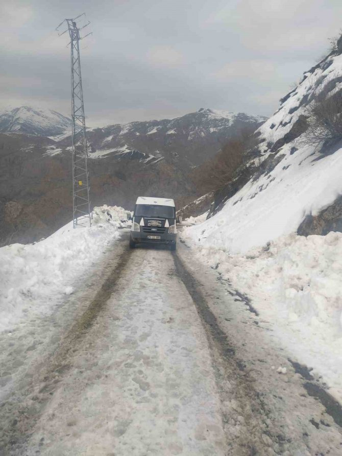 Siirt’te Çığ Düşmesi Sonucu Öğrenci Ve Öğretmenler Yolda Mahsur Kaldı