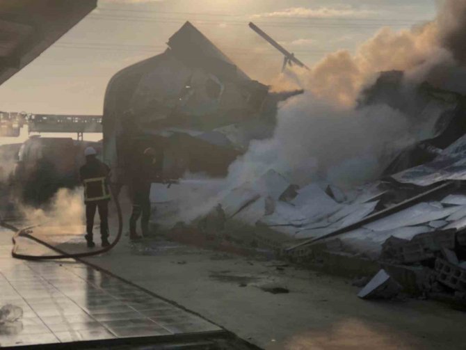 Cizre’de Bir Fabrika Küle Döndü