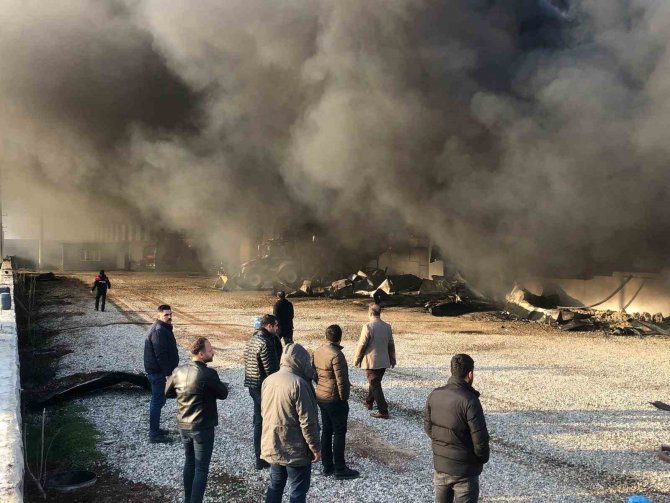 Cizre’de Bir Fabrika Küle Döndü