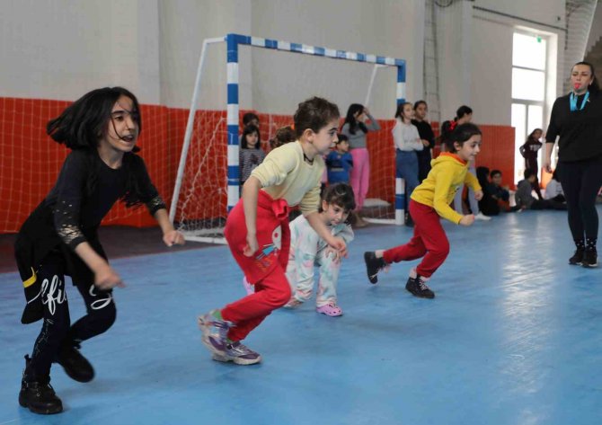 Depremzede Çocuklara Spor Egzersizi