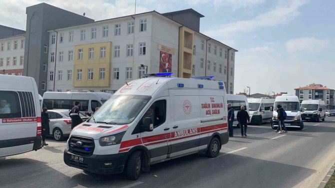 Otomobilin Çarptığı Lise Öğrencisi Yaralandı