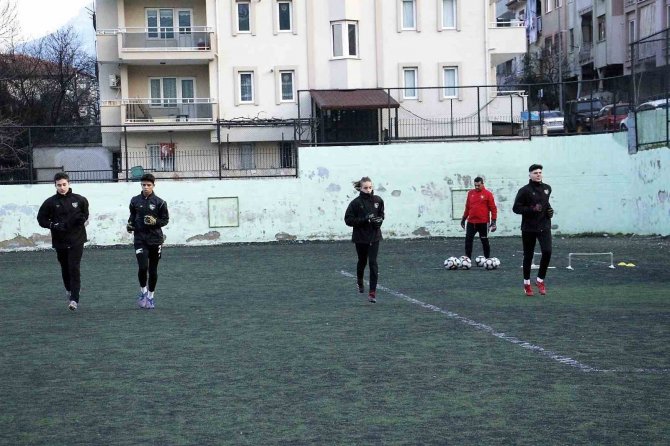 Genç Horozların Hedefi Zirve