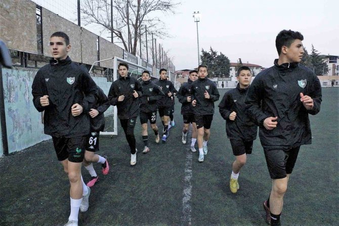 Genç Horozların Hedefi Zirve