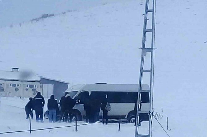 Tipi Nedeniyle Yolda Mahsur Kalan Öğrenciler Kurtarıldı