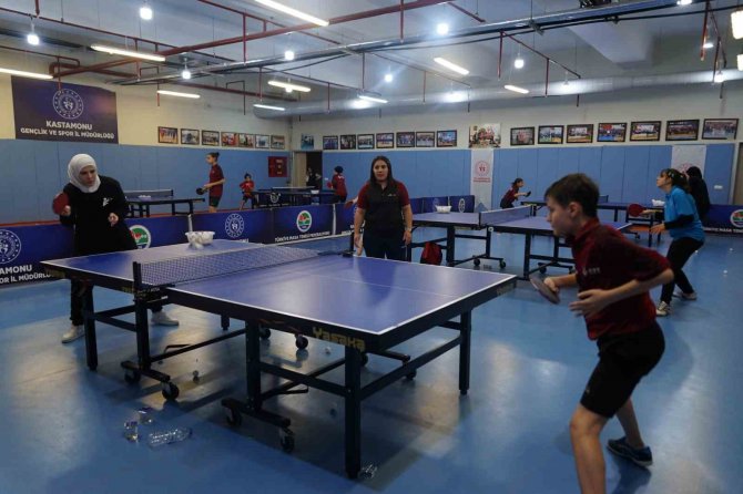 Depremden Kurtulan Milli Sporcu Kardeşlerin İlk İşi Masa Tenisi Oynamak Oldu