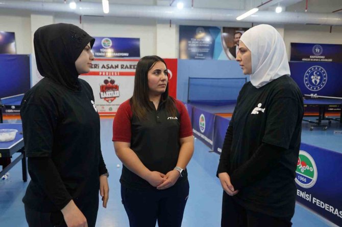 Depremden Kurtulan Milli Sporcu Kardeşlerin İlk İşi Masa Tenisi Oynamak Oldu