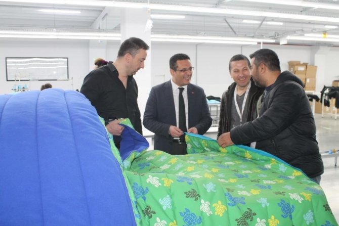 Akhisar’da Depremzedeler İçin 800 Adet Tulum Üretiliyor