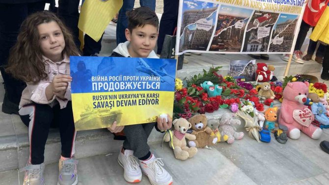 Savaşta Ölen Ukraynalı Çocuklar Oyuncaklarla Anıldı