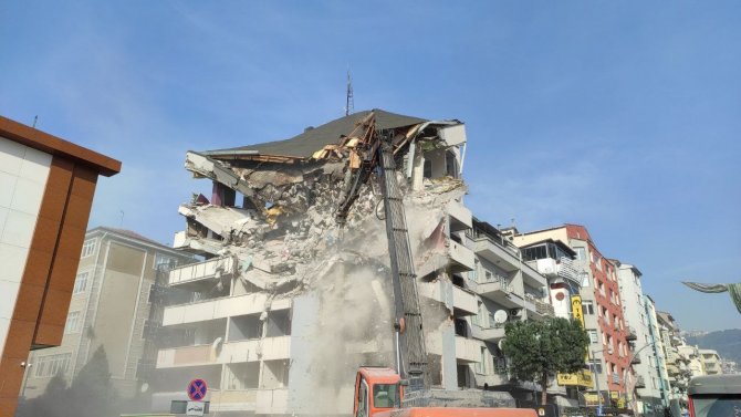 1999 Marmara Depreminde Hasar Almıştı, 24 Yıl Sonra Yıkımına Başlandı