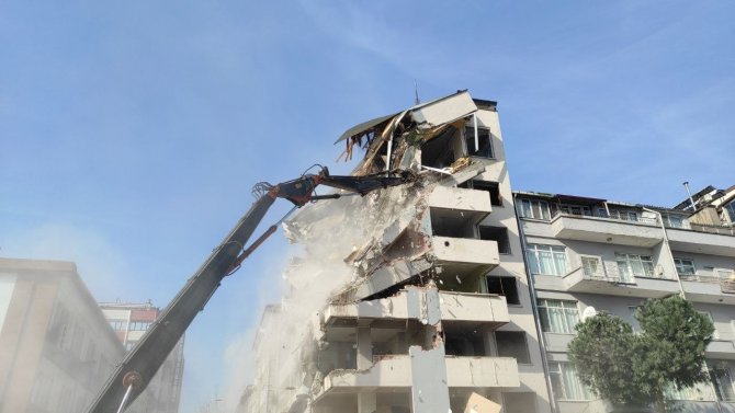 1999 Marmara Depreminde Hasar Almıştı, 24 Yıl Sonra Yıkımına Başlandı