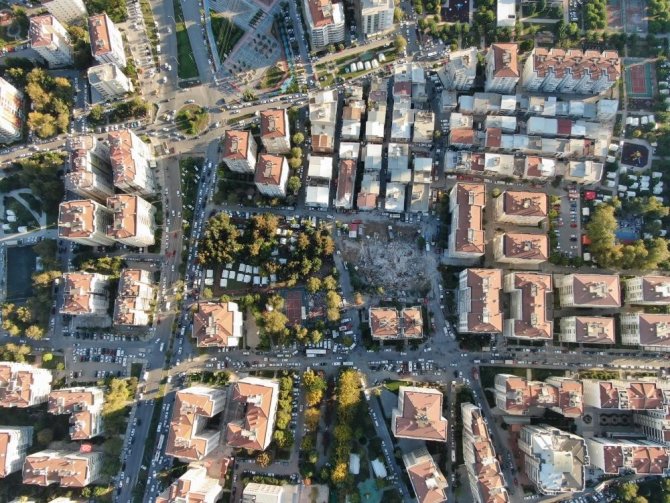 İ̇zmir’de Depremde Ağır Hasar Alan Binaların Yıkımı Tamamlandı