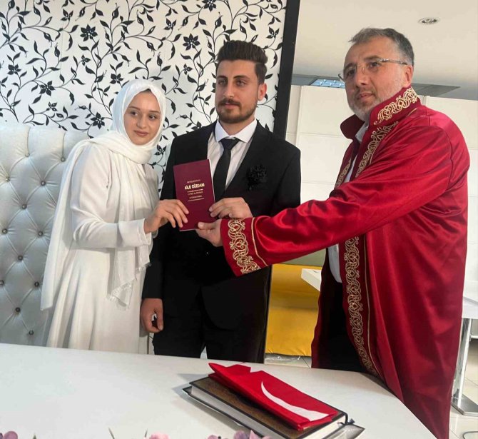 Depremzede Çift Nevşehir’de Dünya Evine Girdi