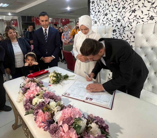 Depremzede Çift Nevşehir’de Dünya Evine Girdi