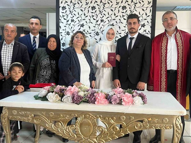 Depremzede Çift Nevşehir’de Dünya Evine Girdi