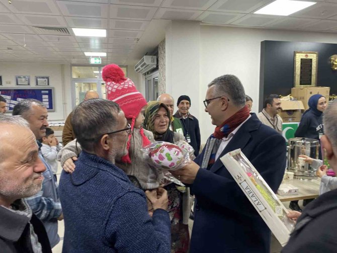 Ahlatcı, Depremzede Çocukları Sevindirdi