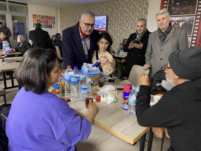 Ahlatcı, Depremzede Çocukları Sevindirdi