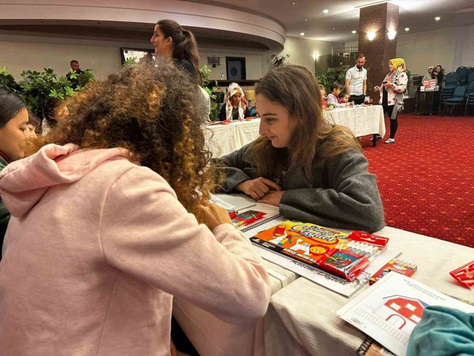 Öğretim Üyeleri Ve Öğrencilerden, Depremzede Çocuklara Boyama Etkinliği