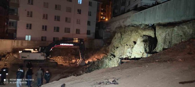 Başkent’te İstinat Duvarı Çöktü, 2 Apartman Tahliye Edildi