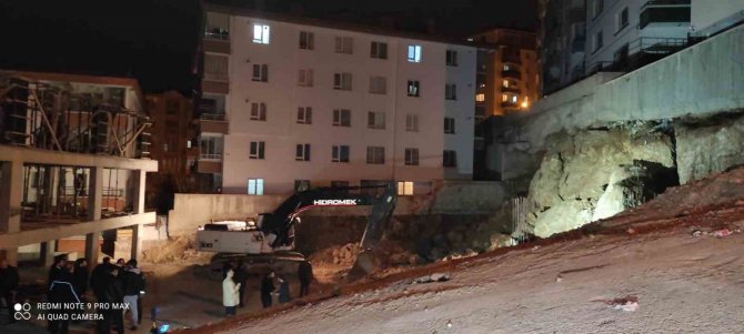 Başkent’te İstinat Duvarı Çöktü, 2 Apartman Tahliye Edildi
