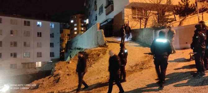 Başkent’te İstinat Duvarı Çöktü, 2 Apartman Tahliye Edildi