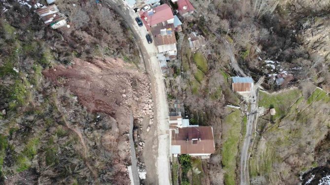 Yamaçtan Kopan Dev Kaya İki Evin Arasından Geçerek Tarım Arazilerine Düştü