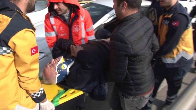 Ataşehir’de Yol Ayrımını Kaçıran Sürücü Kazaya Neden Oldu: 1 Yaralı