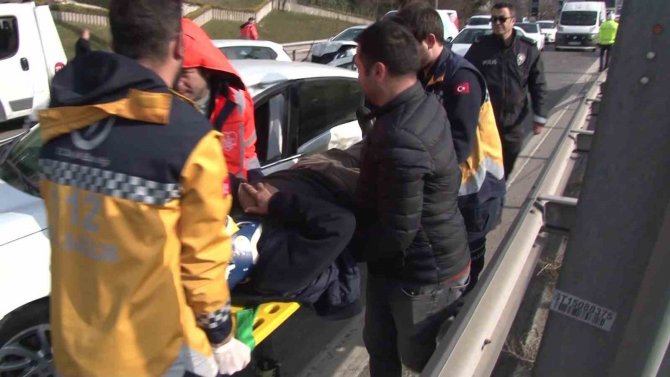 Ataşehir’de Yol Ayrımını Kaçıran Sürücü Kazaya Neden Oldu: 1 Yaralı