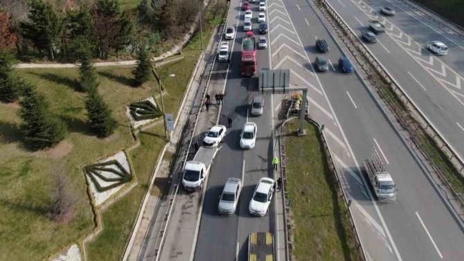 Ataşehir’de Yol Ayrımını Kaçıran Sürücü Kazaya Neden Oldu: 1 Yaralı