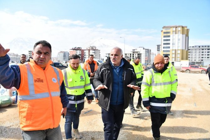 Trabzon Büyükşehir Belediyesi Elbistan’da Yaraları Sarmak İçin Çalışma Yürütüyor