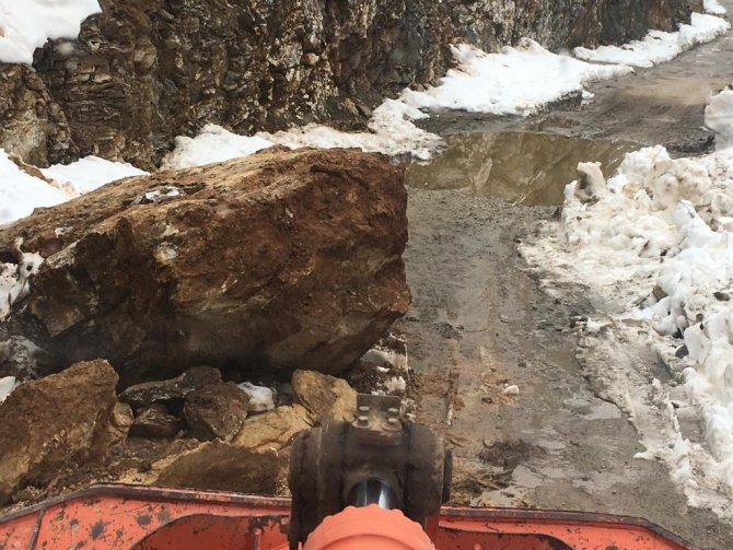 Batman’da Köy Yoluna Düşen Dev Kayalar Paniğe Yol Açtı