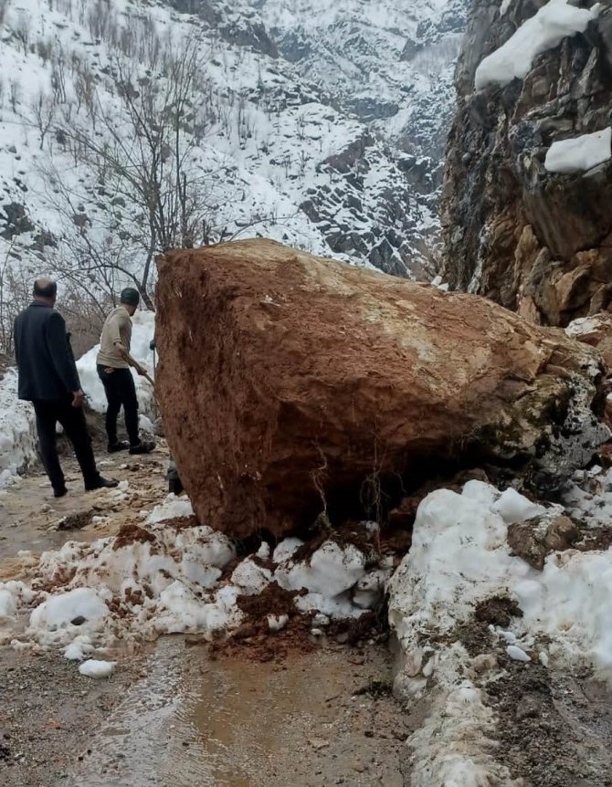 Batman’da Köy Yoluna Düşen Dev Kayalar Paniğe Yol Açtı