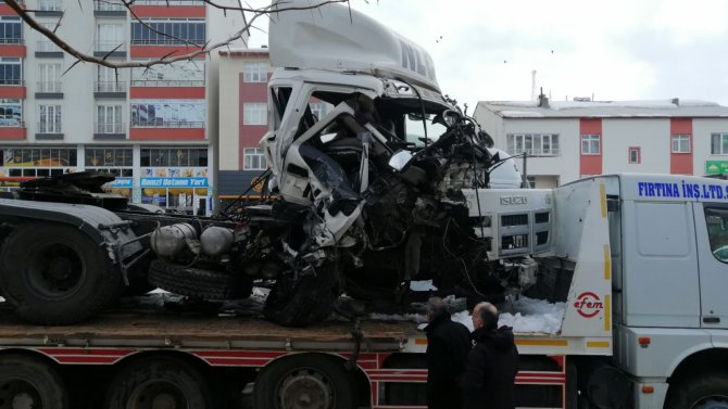 Deprem Bölgesine Giden Yardım Tırı, Çöp Kamyonuna Çarptı: 1 Yaralı
