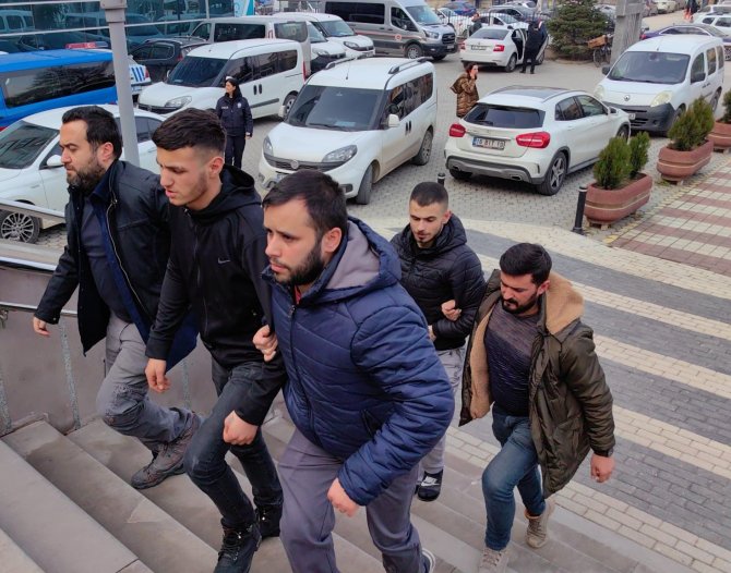 Araç Çalıp İlçe İlçe Gezen 3 Şüpheli Kıskıvrak Yakalandı; Suç Makinesi Çıktılar